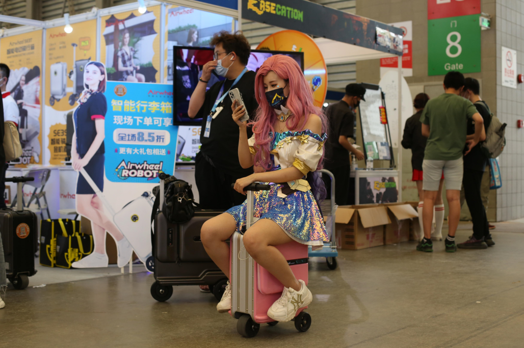 Airwheel rhapsody: scooter suitcase into intelligent technology, you can ride into the world with a finger